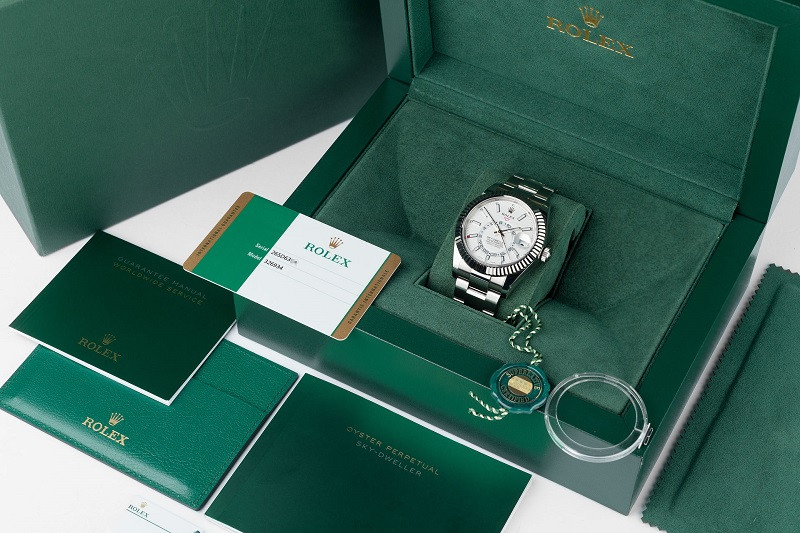 Kiểm tra thẻ bảo hành đồng hồ Rolex để xác minh tính xác thực sản phẩm.