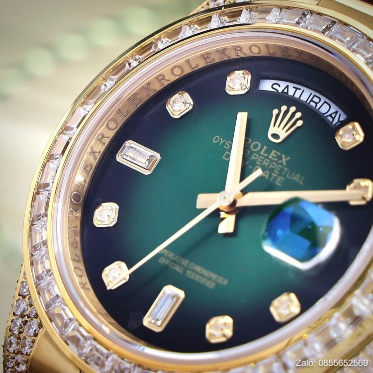 Cận cảnh mặt số và vạch giờ khảm đá Baguette của đồng hồ Rolex Day Date