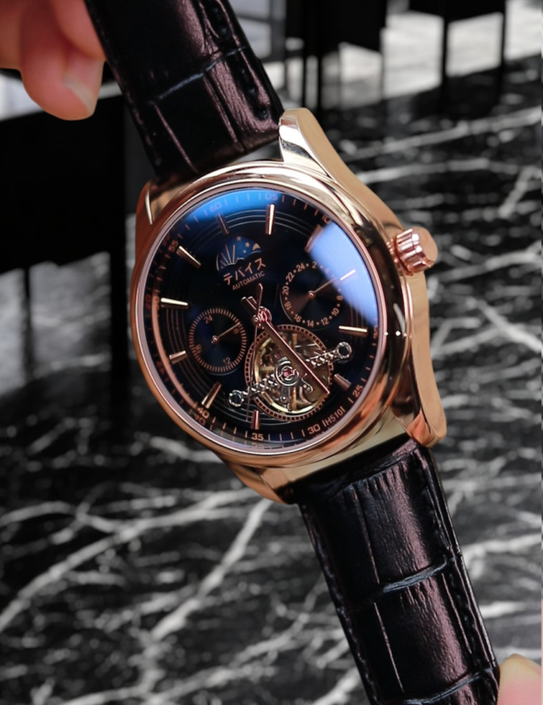 Mặt kính sapphire và lịch Sun &amp; Moon trên đồng hồ mặt vàng dây da
