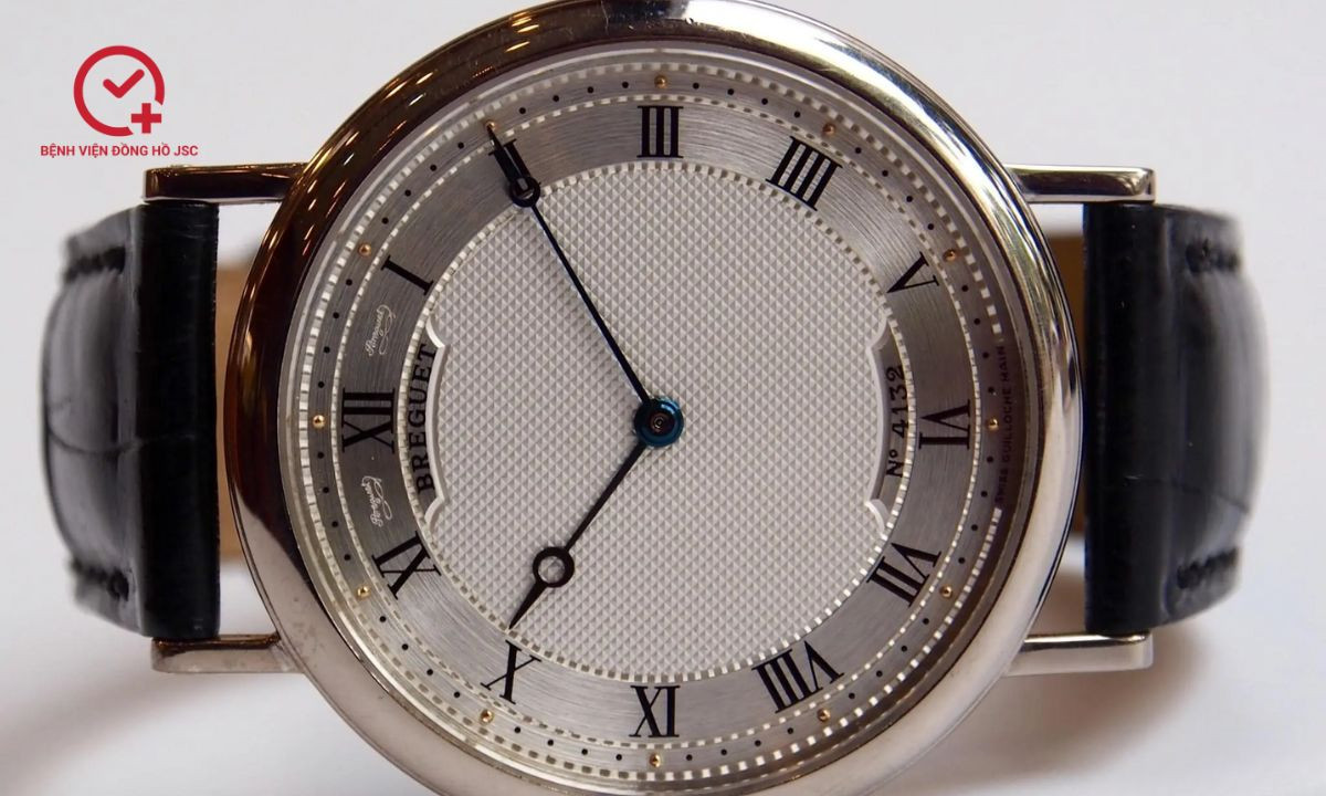 Thiết kế đồng hồ Breguet với kim thép xanh hình tròn rỗng đặc trưng