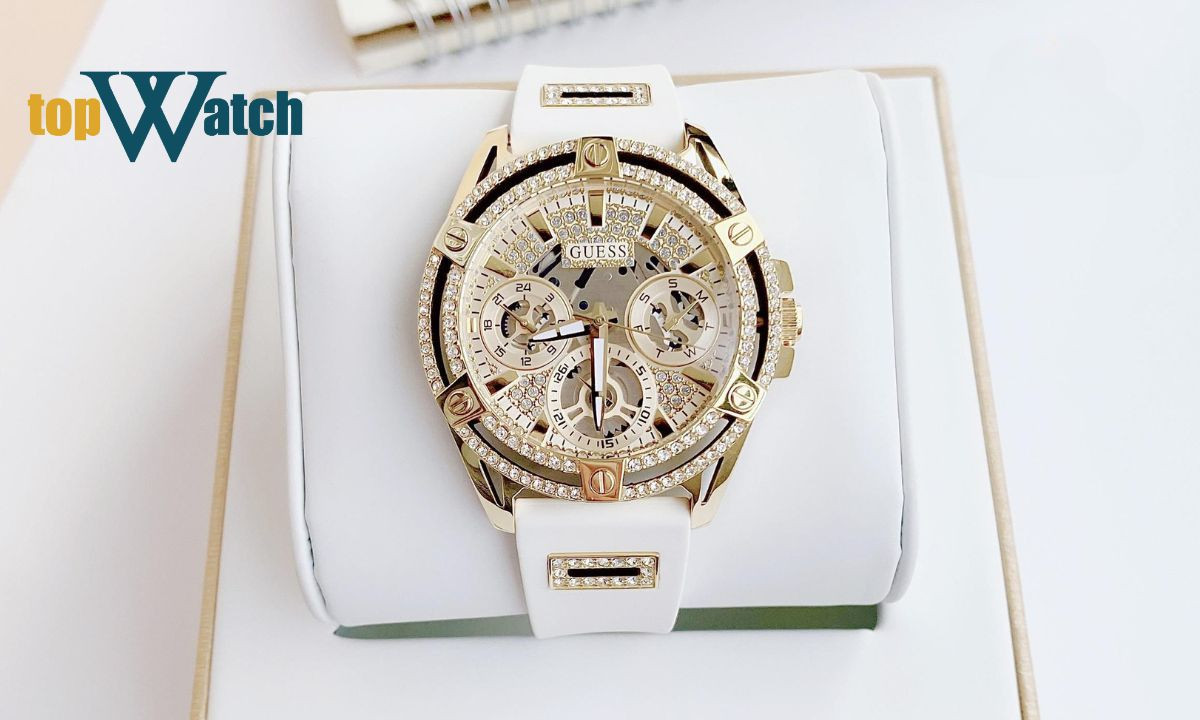 Đồng hồ Guess GW0536L2 với viền đính đá lấp lánh và dây trắng thời thượng, thể hiện phong cách trẻ trung của đồng hồ Guess