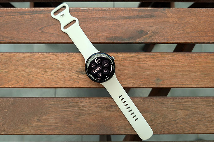 Đồng hồ thông minh có Google Pixel Watch 3 với thiết kế vỏ nhôm và mặt kính cong