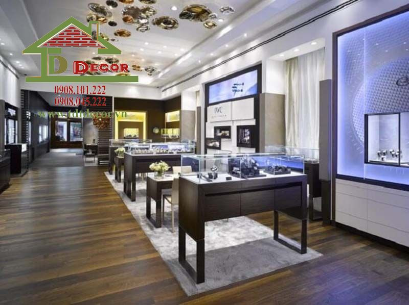 Thiết kế lối đi rộng rãi tạo không gian thoải mái cho khách hàng trong shop đồng hồ