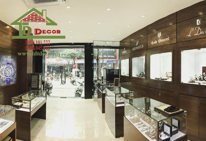 Góc nhìn từ bên trong cửa hàng đồng hồ ra không gian bên ngoài