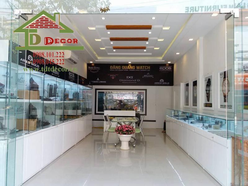 Bố trí tủ kệ trưng bày đồng hồ sát tường tạo lối đi rộng rãi