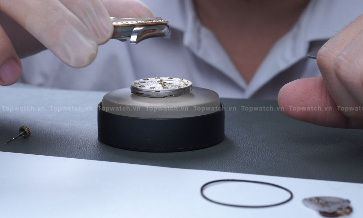 Thời gian lau dầu đồng hồ cơ tại các trung tâm chuyên nghiệp