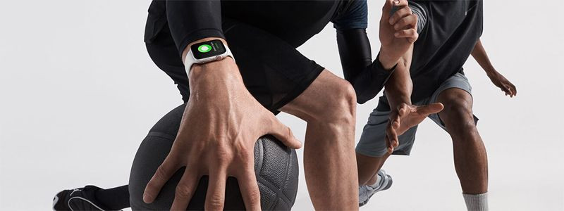 Apple Watch Series 4 với khả năng Cellular, minh họa tiện ích kết nối khi chọn mua đồng hồ Apple Watch Series 3