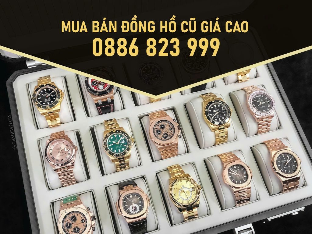 Chuyên gia đang thẩm định giá trị của đồng hồ SevenFriday cũ để thu mua