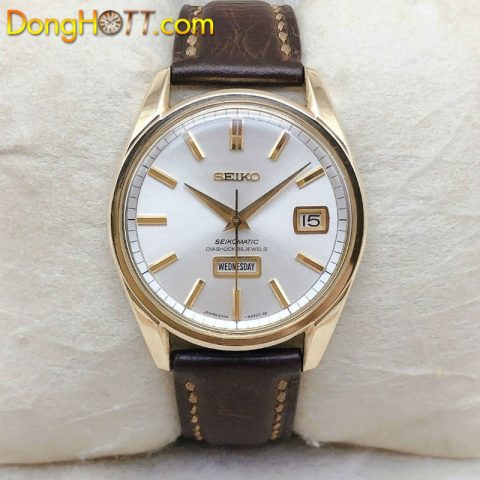Hình ảnh một chiếc đồng hồ Seiko cũ đang được kiểm tra kỹ lưỡng, thể hiện sự tinh xảo của mặt số và bộ kim chính hãng, giúp người mua nhận biết đồng hồ cũ giá rẻ TPHCM chất lượng.