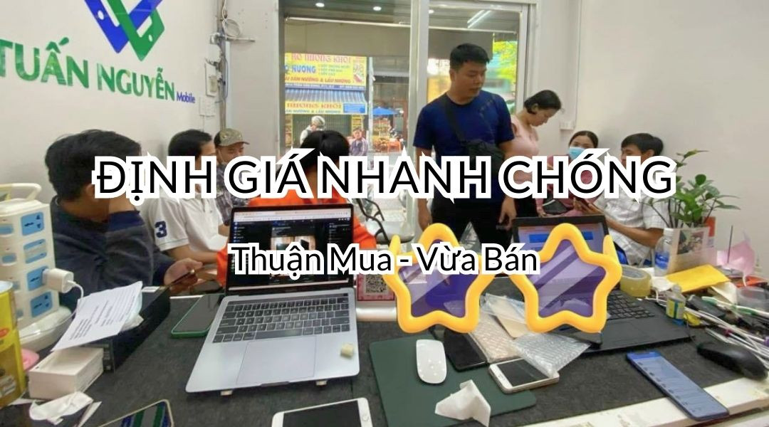Hình ảnh khách hàng giao dịch bán thu mua đồng hồ hiệu giá cao tại cửa hàng Tuấn Nguyễn, đảm bảo tin cậy.