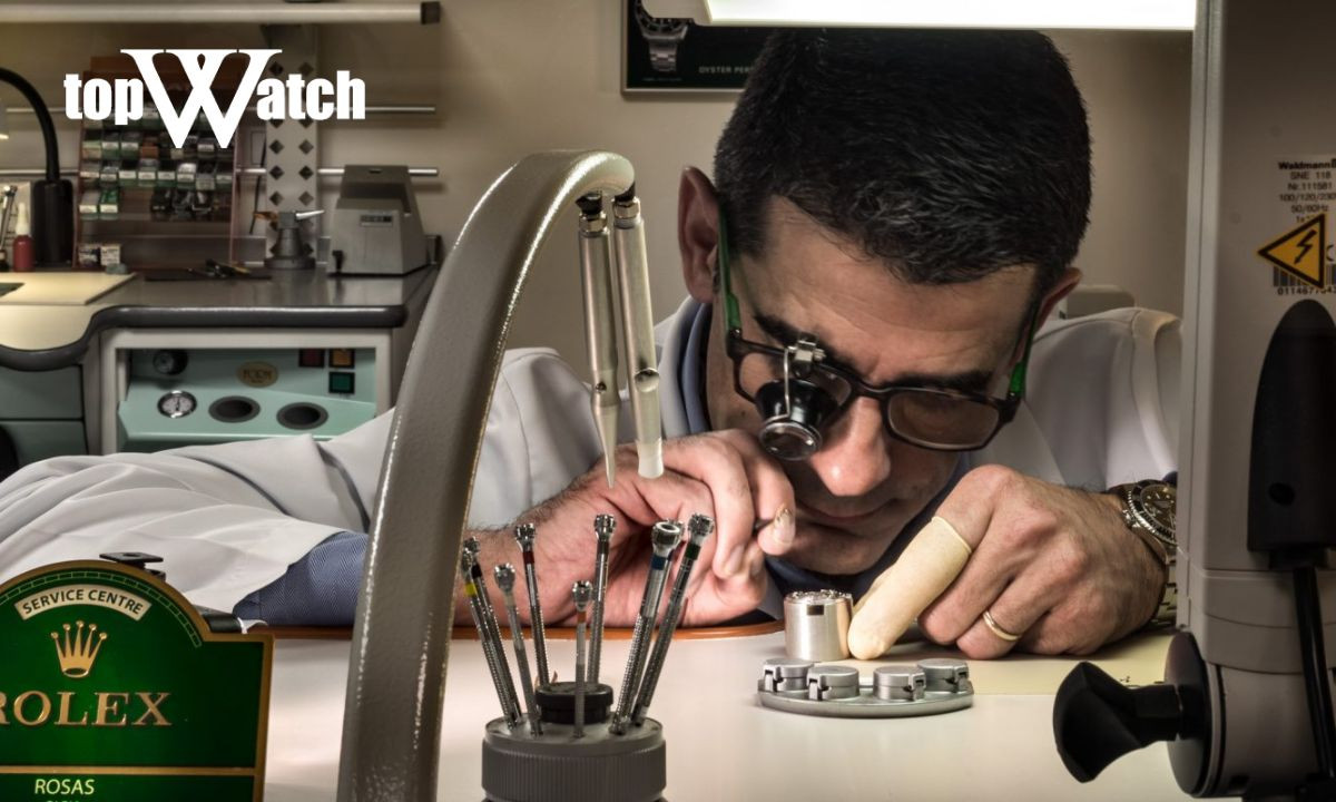 Nghệ nhân lắp ráp đồng hồ Rolex thủ công, làm tăng giá trị và khiến đồng hồ Rolex đắt