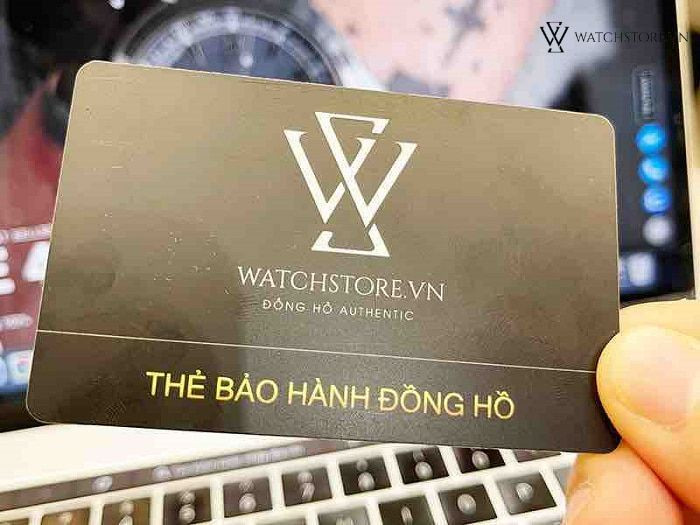 Chiếc đồng hồ Casio đeo trên tay, minh họa cho chính sách bảo hành đa dạng tại WatchStore