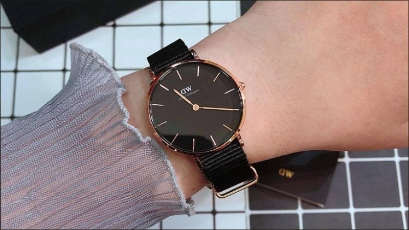 Đồng hồ Daniel Wellington sở hữu vẻ ngoài nhẹ nhàng, bắt mắt, phù hợp nữ sinh cấp 3