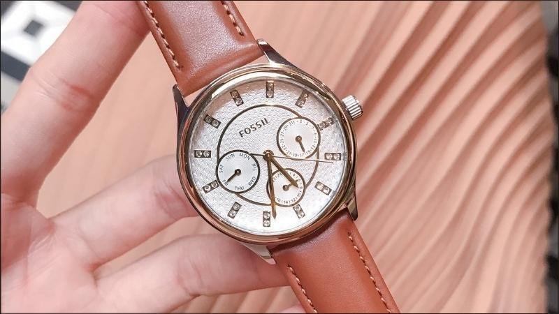 Đồng hồ Fossil sử dụng bộ máy Nhật Bản bền bỉ, ít sai số, phù hợp nữ sinh cấp 3