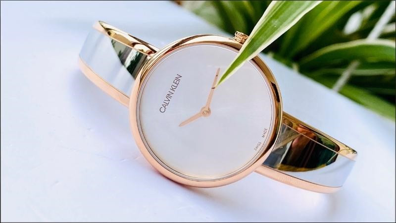 Đồng hồ Calvin Klein sử dụng bộ máy ETA chất lượng cao, phù hợp nữ sinh cấp 3