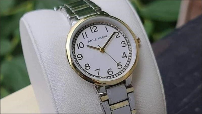 Đồng hồ Anne Klein mang thiết kế thời thượng, phóng khoáng, phù hợp nữ sinh cấp 3