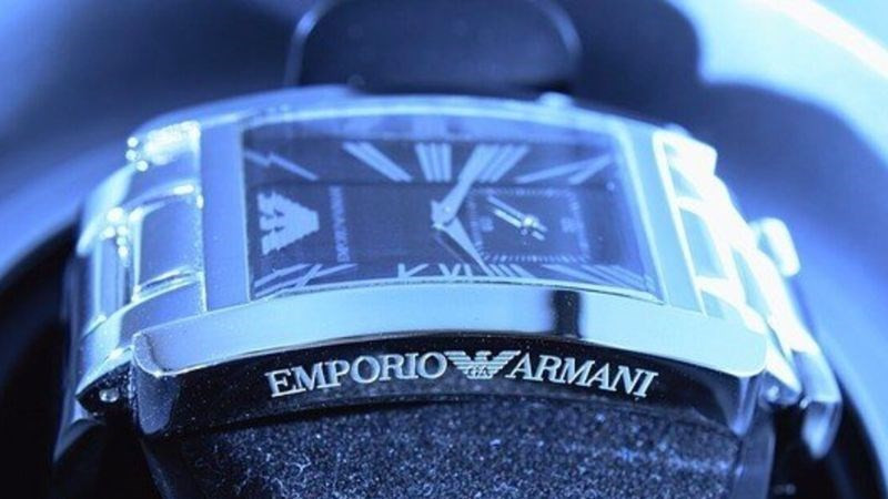 Vật liệu thép không gỉ bền bỉ trên đồng hồ Emporio Armani