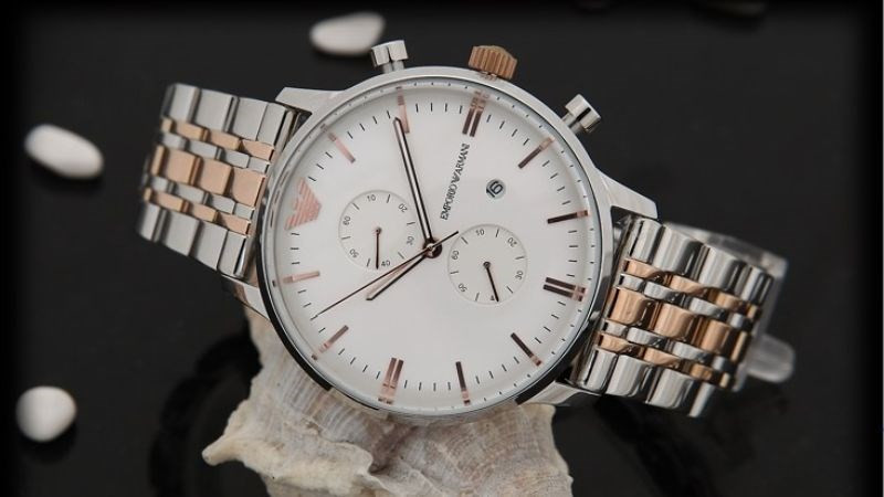 Kiểm tra mặt đồng hồ để nhận biết thương hiệu đồng hồ Emporio Armani chính hãng