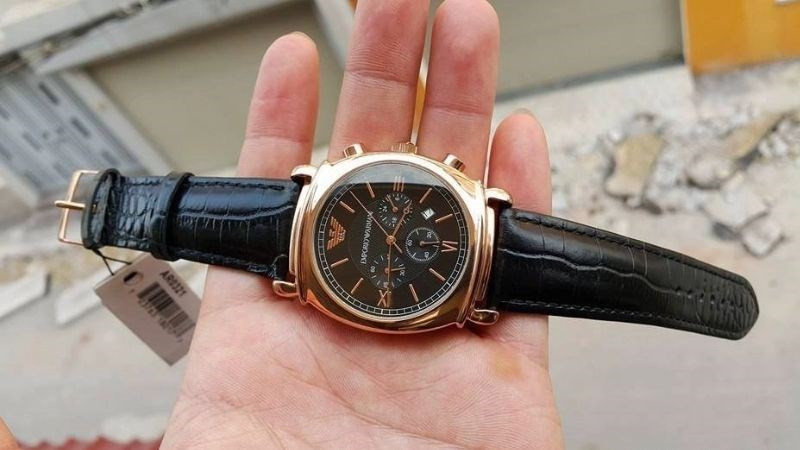 Dây đeo với tên thương hiệu Emporio Armani dập chìm, dấu hiệu chính hãng