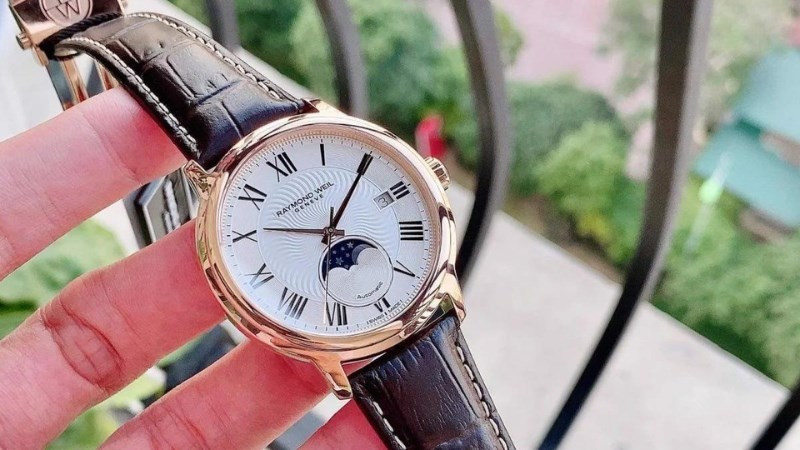 Đồng hồ Raymond Weil với tính năng hiển thị giờ và khả năng chống nước hiệu quả