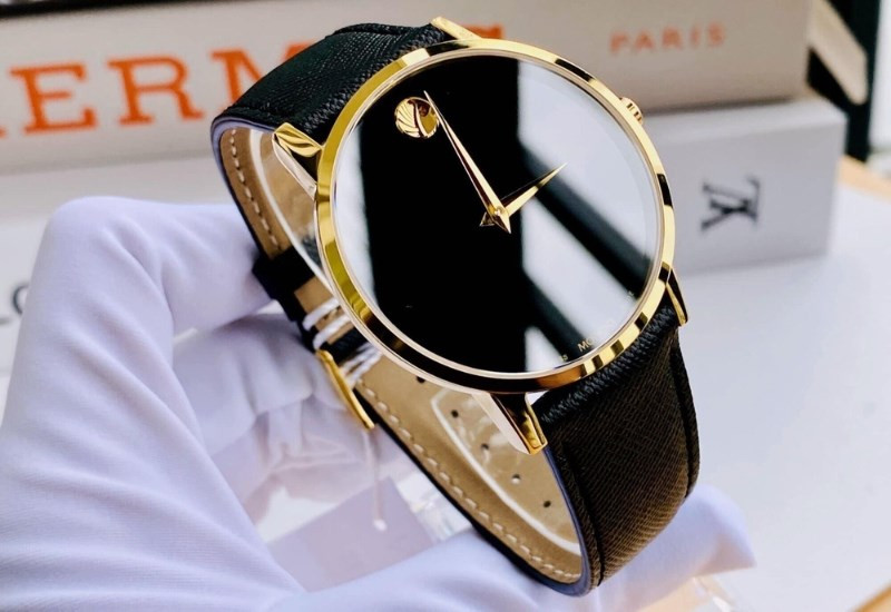 Đồng hồ Movado nổi bật với mặt số tối giản độc đáo