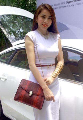 Ca sĩ Thủy Tiên đeo đồng hồ hình rắn xa xỉ, tưởng là đồng hồ thật giá trị thật 4 tỷ