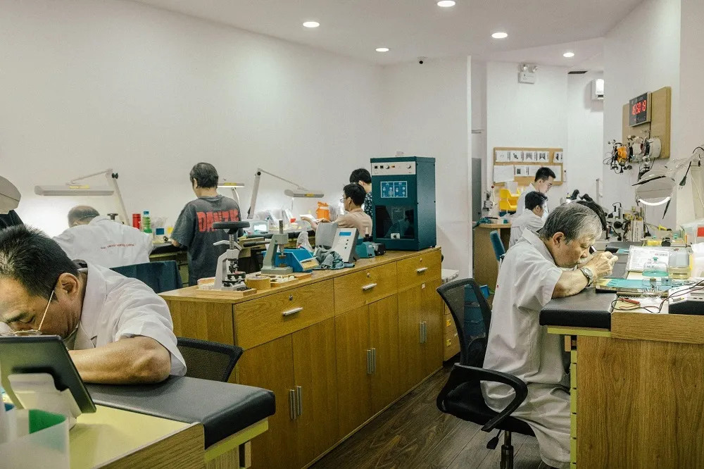 Cửa hàng Đồng Hồ Hải Triều, một tiệm sửa đồng hồ quận 1 uy tín, với không gian chuyên nghiệp.
