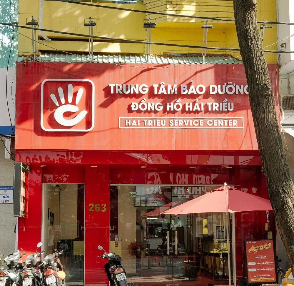 Kỹ thuật viên tại tiệm sửa đồng hồ quận 1 Hải Triều đang kiểm tra và bảo dưỡng bộ máy đồng hồ bằng thiết bị chuyên dụng.