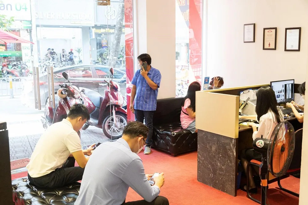 Khách hàng đến trung tâm, một tiệm sửa đồng hồ quận 1 chuyên nghiệp, để nhận tư vấn và sửa chữa đồng hồ.