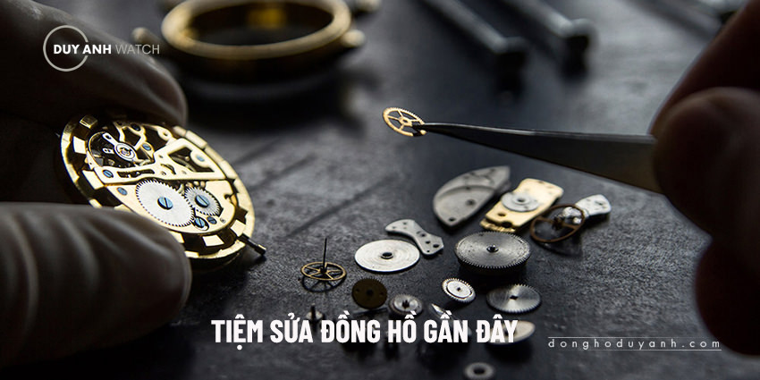Thợ đồng hồ chuyên nghiệp đang thực hiện quy trình sửa chữa tại tiệm sửa đồng hồ gần đây Duy Anh Watch.