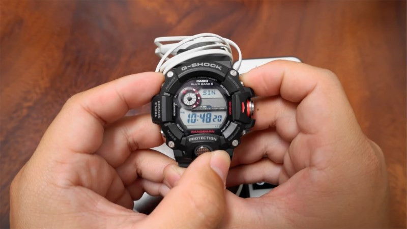 Màn hình đồng hồ Casio Wave Ceptor hiển thị múi giờ Bangkok sau khi đồng bộ