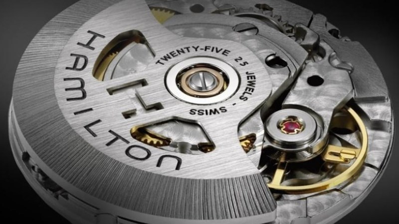 Bộ máy đồng hồ cơ ETA với các chi tiết kim loại phức tạp, nhận được giấy chứng nhận COSC từ viện thử nghiệm Chronometer