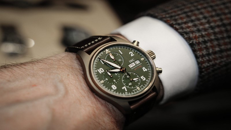 Đồng hồ đeo tay Chronograph với các mặt số phụ và nút bấm chức năng, thể hiện khả năng bấm giờ