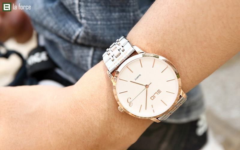 Xem tính cách qua đồng hồ đeo tay màu xanh dương trắng