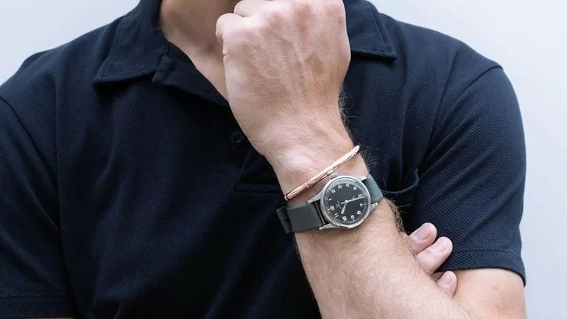 Có nhiều kích thước phù hợp với cả nam và nữ, dễ dàng mix đồng hồ với vòng tay nam DW Classic Cuff