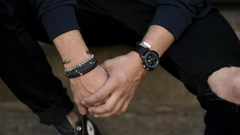 Chỉ nên đeo 2 vòng tay với 1 chiếc đồng hồ, cách mix đồng hồ với vòng tay nam đơn giản mà hiệu quả
