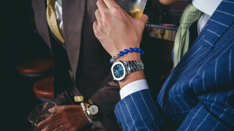 Bạn có thể đeo thêm một vài chiếc nhẫn khi mix đồng hồ với vòng tay nam để tạo điểm nhấn