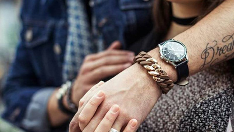 Vòng dây da là sự lựa chọn của nhiều chàng trai mạnh mẽ, rất hợp để mix đồng hồ với vòng tay nam