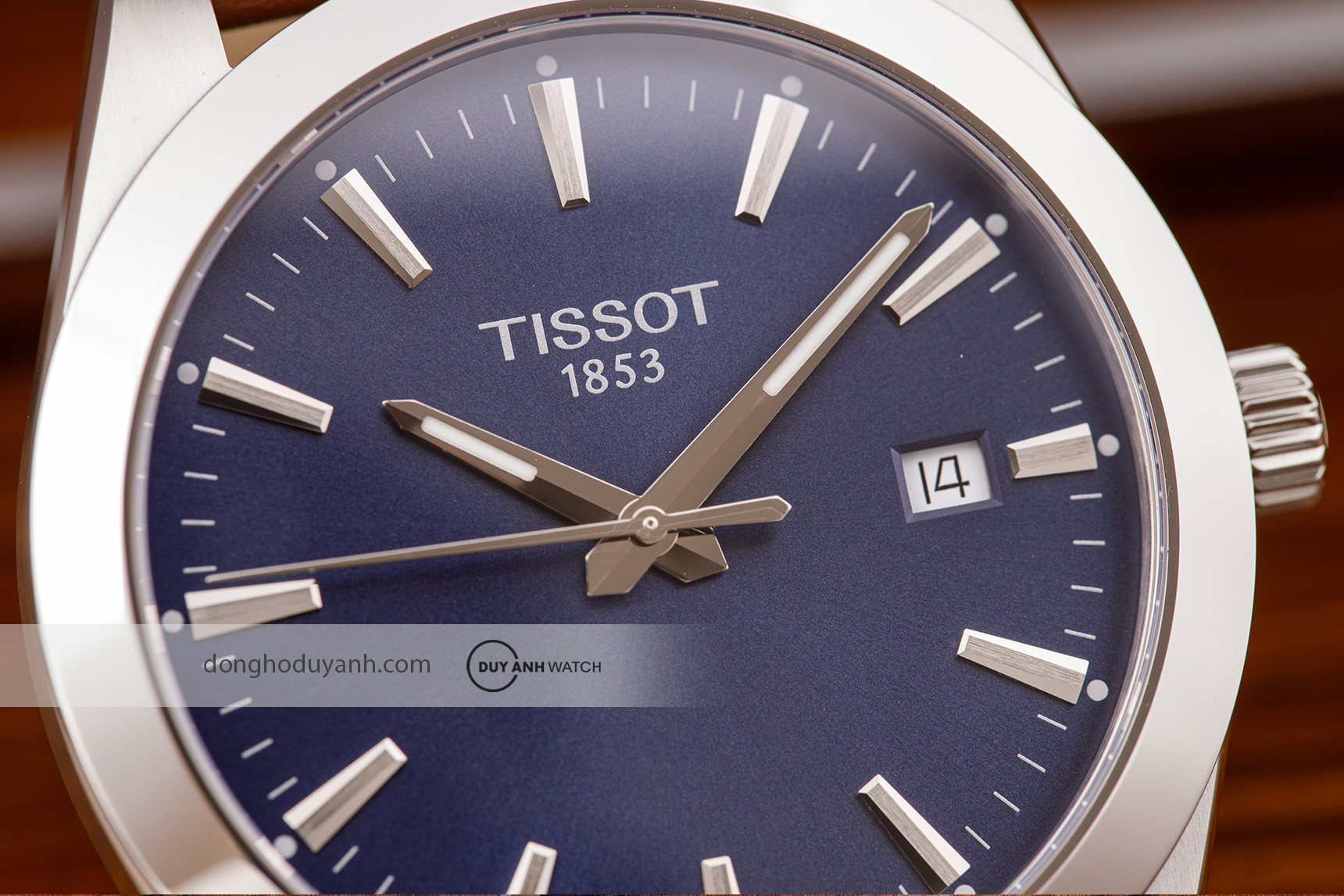 Góc nhìn chi tiết mặt số đồng hồ Tissot Gentleman, nơi dễ dàng quan sát các dấu hiệu đồng hồ hết pin