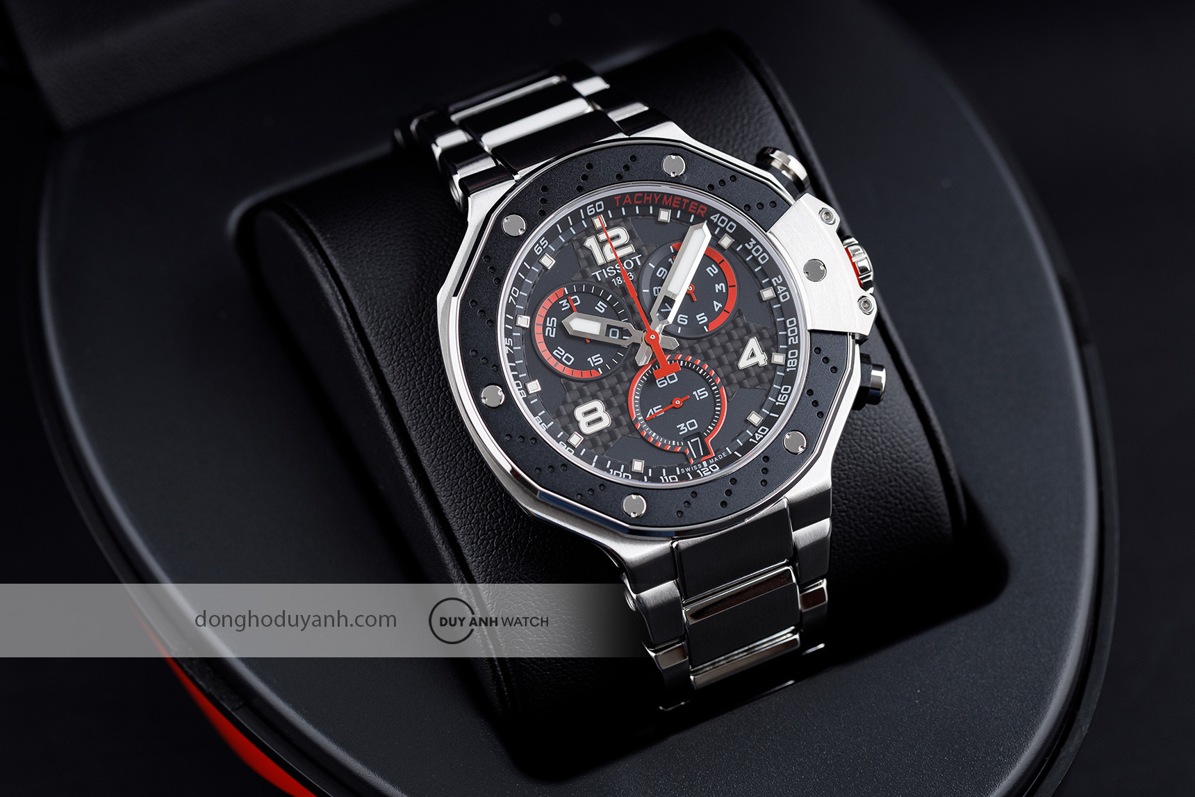 Chiếc đồng hồ Tissot T-Race 6 kim 3 nút với chức năng chronograph, minh họa cách điều chỉnh tính năng lịch trên đồng hồ Tissot.