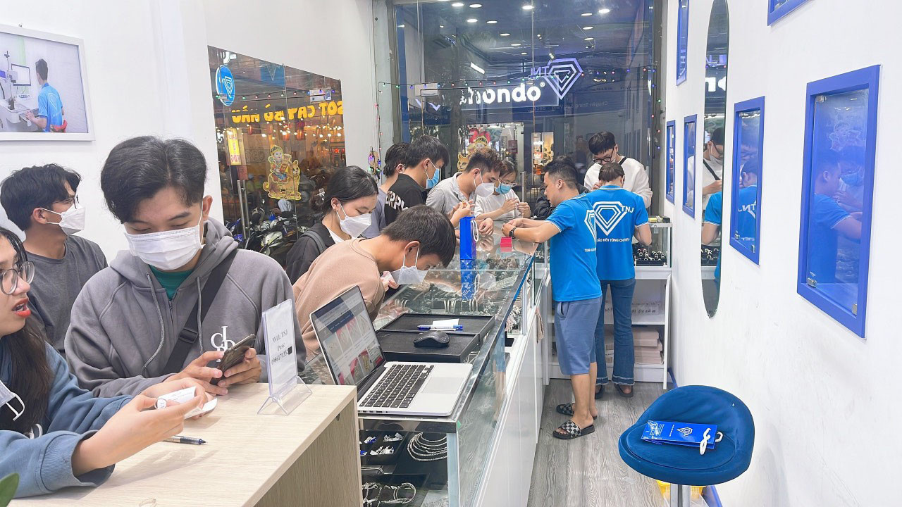 Sự chuyên nghiệp của TNJ trong chế tác, phản ánh sự tinh xảo của đồng hồ nam kiểu dáng đẹp