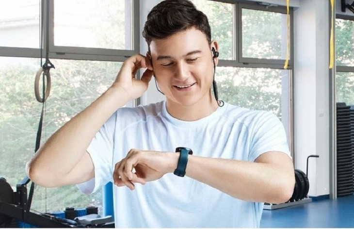 Giao diện cài đặt thay đổi giọng nói trên đồng hồ thông minh, một chức năng độc đáo mang lại trải nghiệm cuộc gọi thú vị.