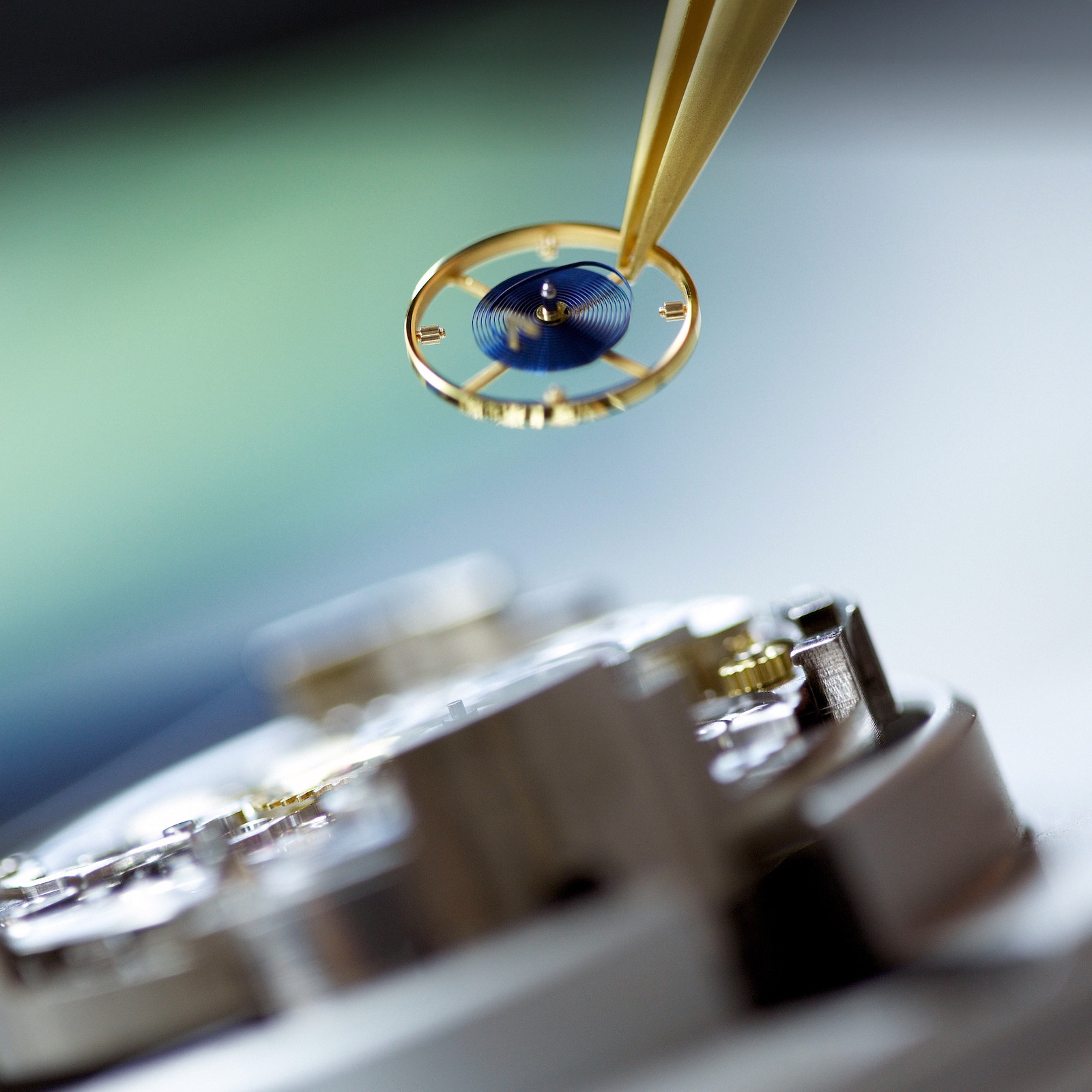 Dây tóc Parachrom xanh dương chống từ trường và va đập của Rolex