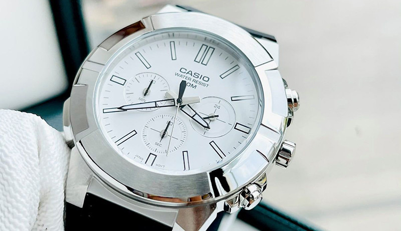 Khung viền thép không gỉ được gia công chắc chắn của đồng hồ Casio MTP-E500-7AVDF, một mẫu đồng hồ Casio dưới 2 triệu với độ bền cao.