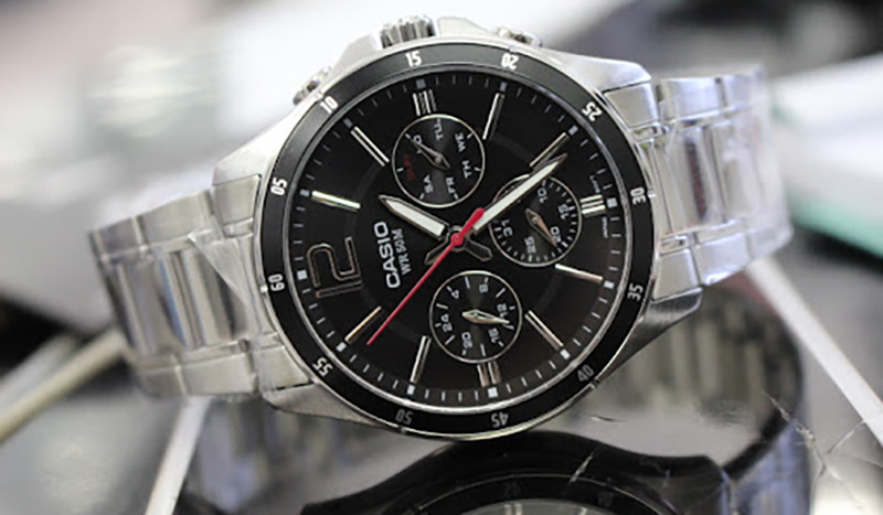 Khung viền cứng cáp và khả năng chống ăn mòn của đồng hồ Casio MTP-1374D-1AVDF, một lựa chọn đồng hồ Casio dưới 2 triệu đáng tin cậy.
