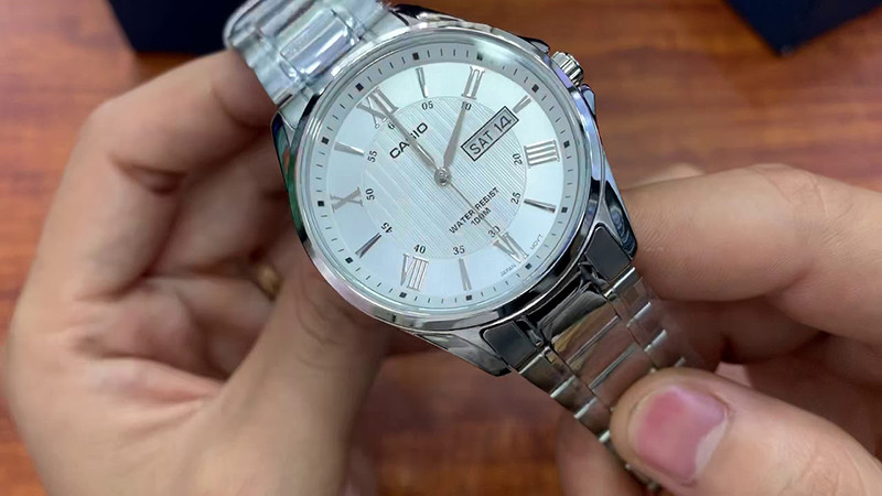 Khung viền chắc chắn của đồng hồ Casio MTP-1384D-7AVDF, có khả năng chịu lực và nhiệt, là một mẫu đồng hồ Casio dưới 2 triệu lý tưởng.