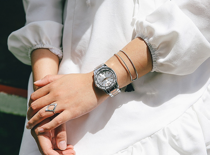 Đồng hồ Casio mặt tròn nữ dây hợp kim hồng và mặt đá sáng bóng