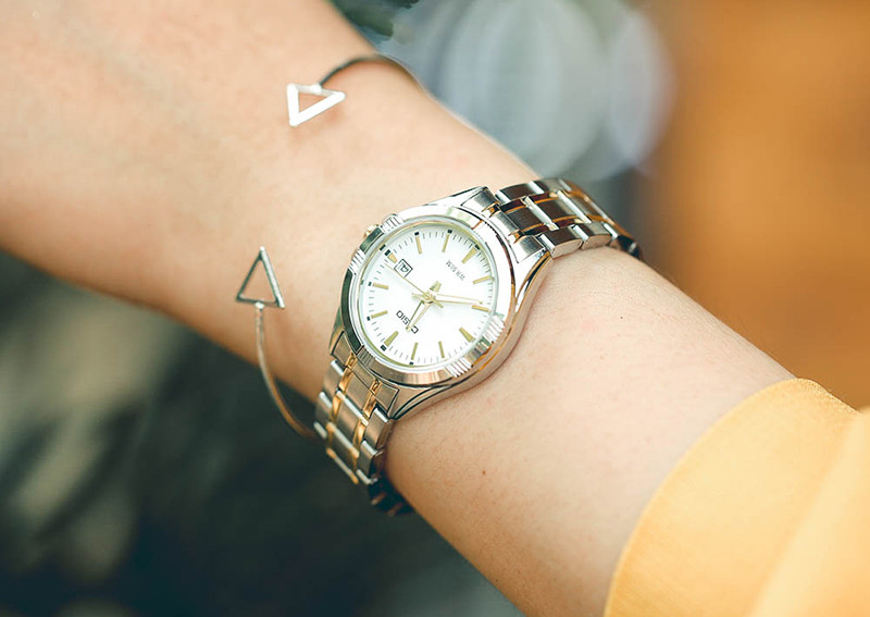 Mẫu đồng hồ Casio mặt tròn cho nữ với dây hợp kim bạc và viền vàng nổi bật