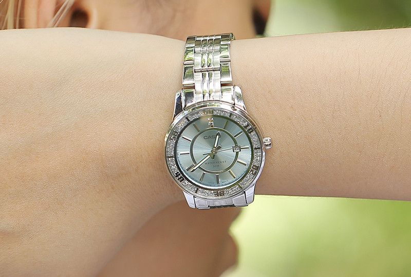 Đồng hồ Casio mặt tròn nữ đính đá viền, dây hợp kim bạc quý phái