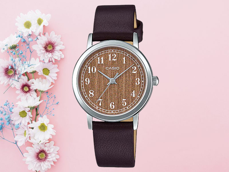 Đồng hồ Casio mặt tròn cho nữ với mặt vân gỗ độc đáo, dây da nâu trẻ trung